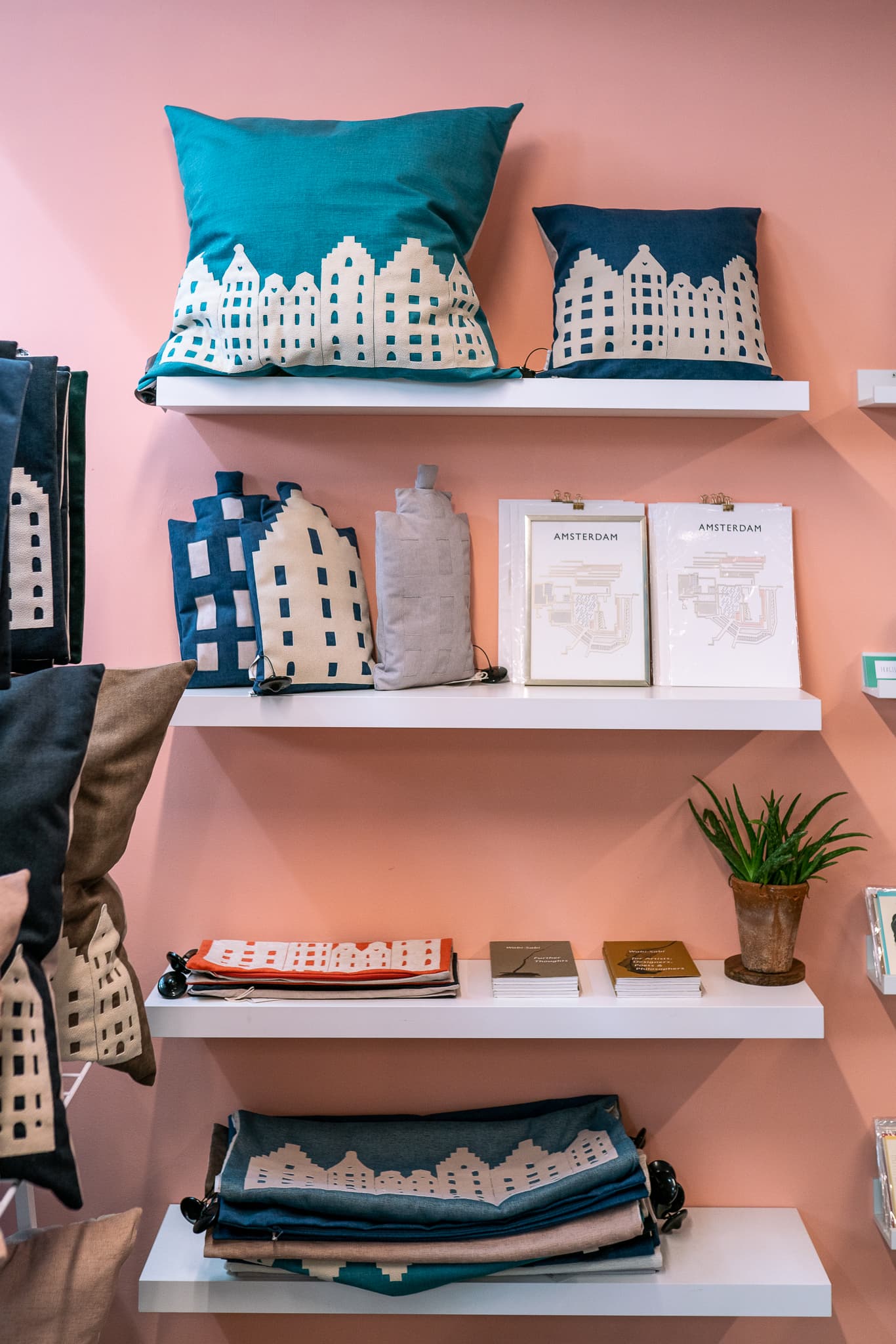 Amsterdamse grachtenpand-kussens in The Maker Store