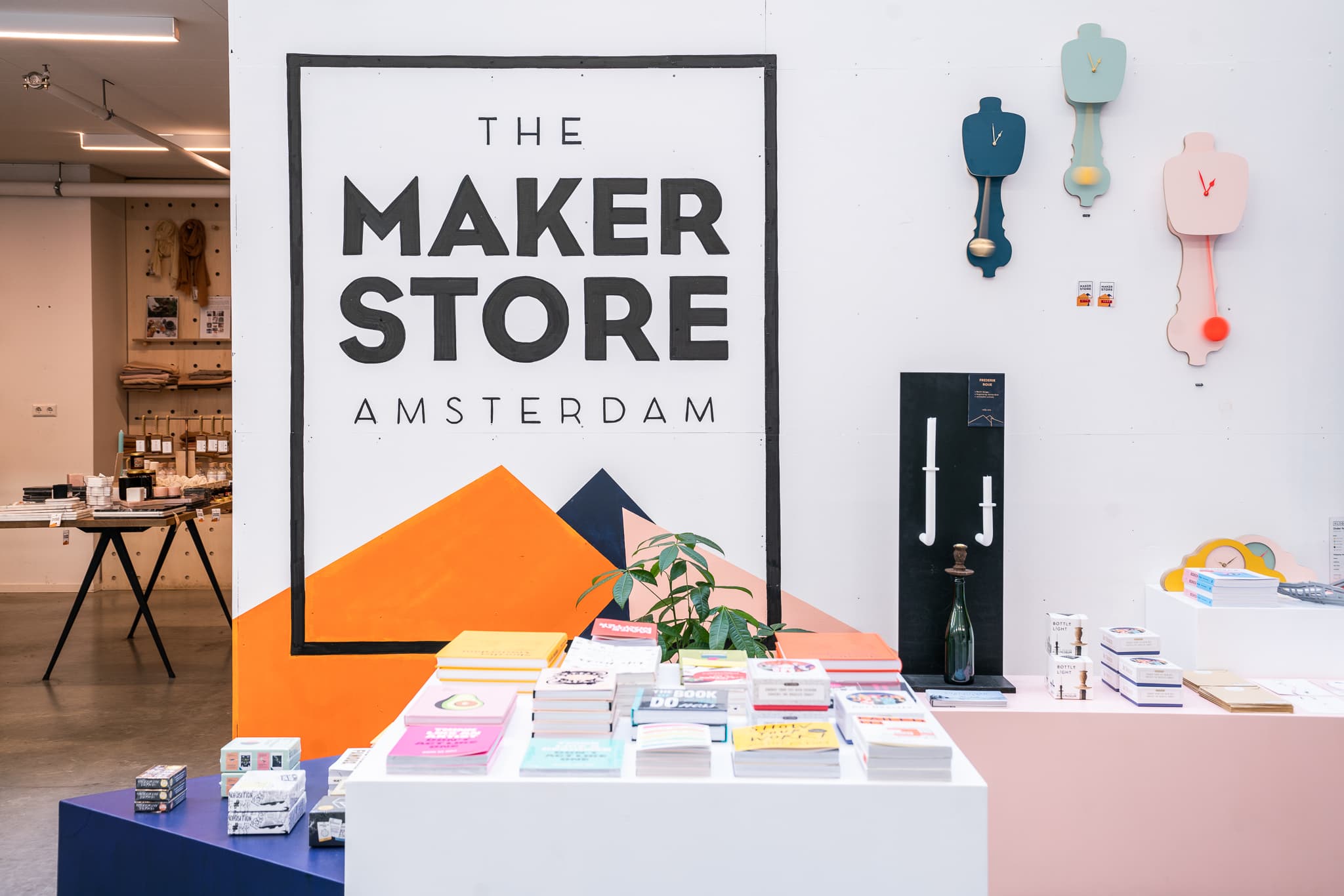 The Maker Store Amsterdam — het kenmerkende logo op de winkelmuur